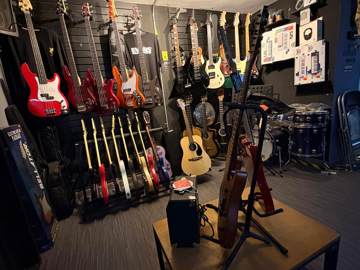 Interior de Sound Heaven Rock Shop en Tlalpan con guitarras, bajos y equipo musical
