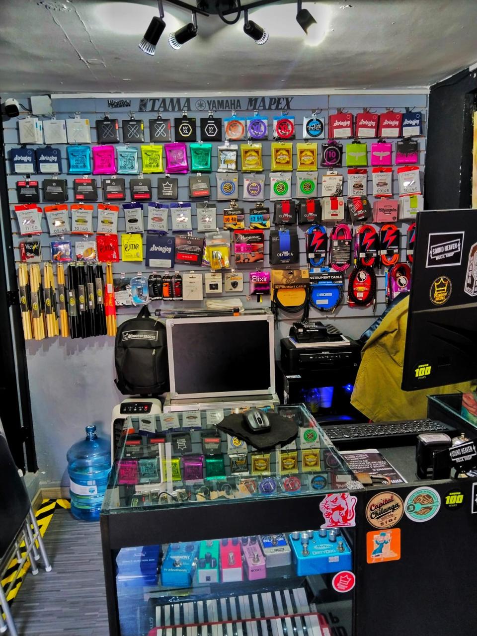 Exhibición de cuerdas, cables y accesorios en Sound Heaven Rock Shop