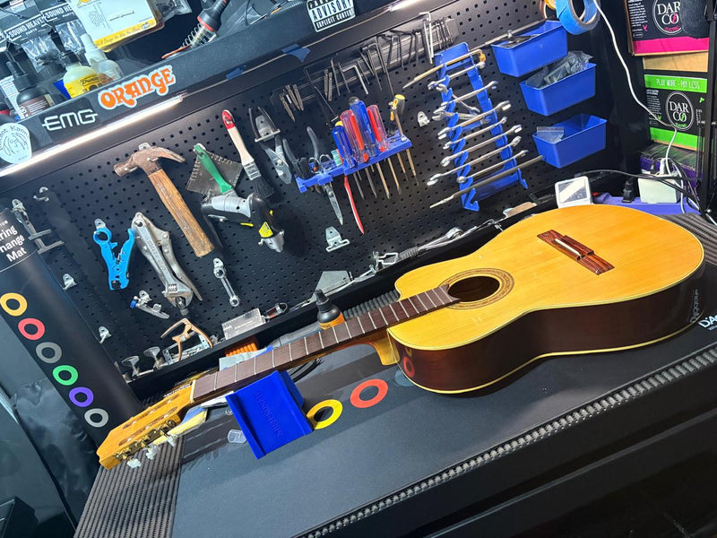 Mantenimiento y ajuste de guitarra acústica en Sound Heaven Rock Shop